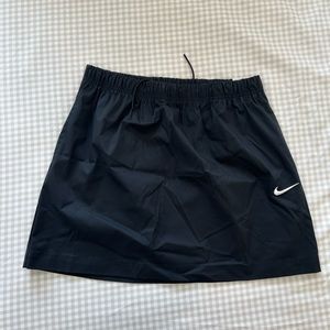 Women’s NIKE skirt, black size medium. NEW with tags!
